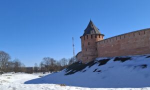 весенний снег у стен Кремля в Новгороде