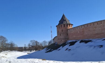 весенний снег у стен Кремля в Новгороде