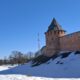 весенний снег у стен Кремля в Новгороде