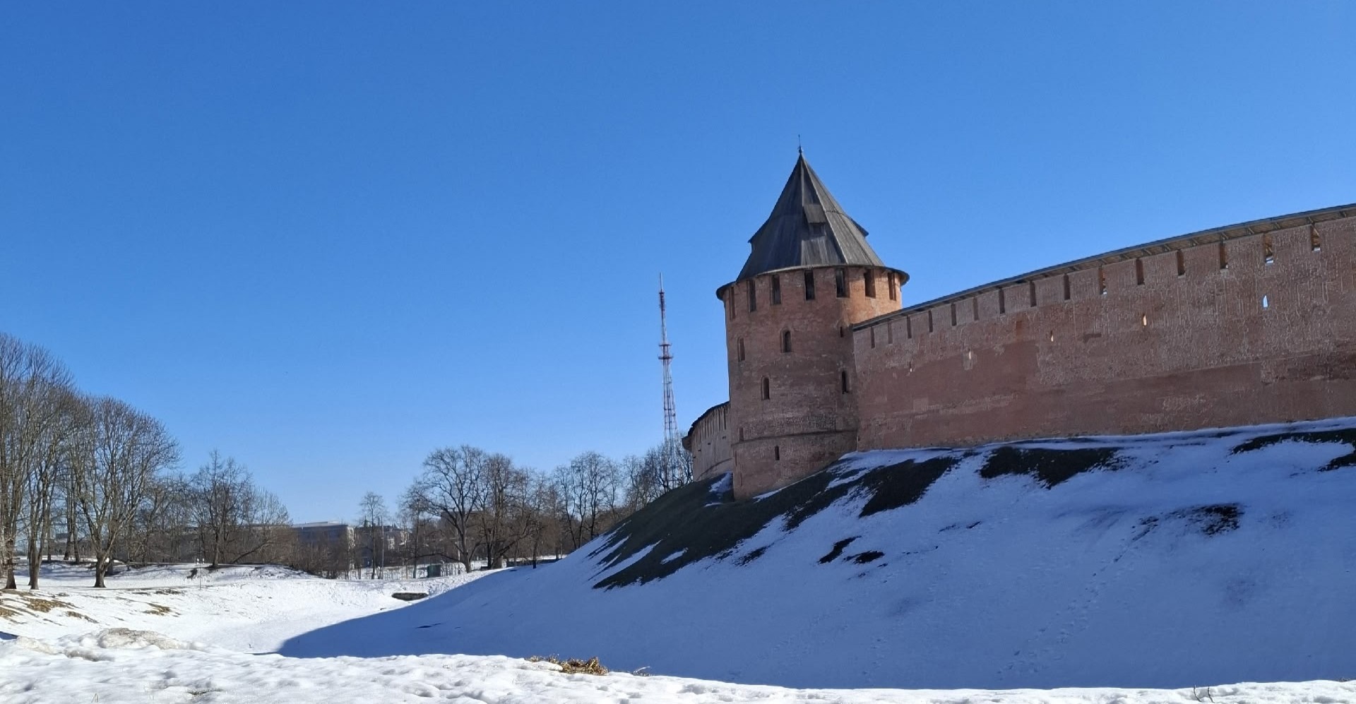 весенний снег у стен Кремля в Новгороде