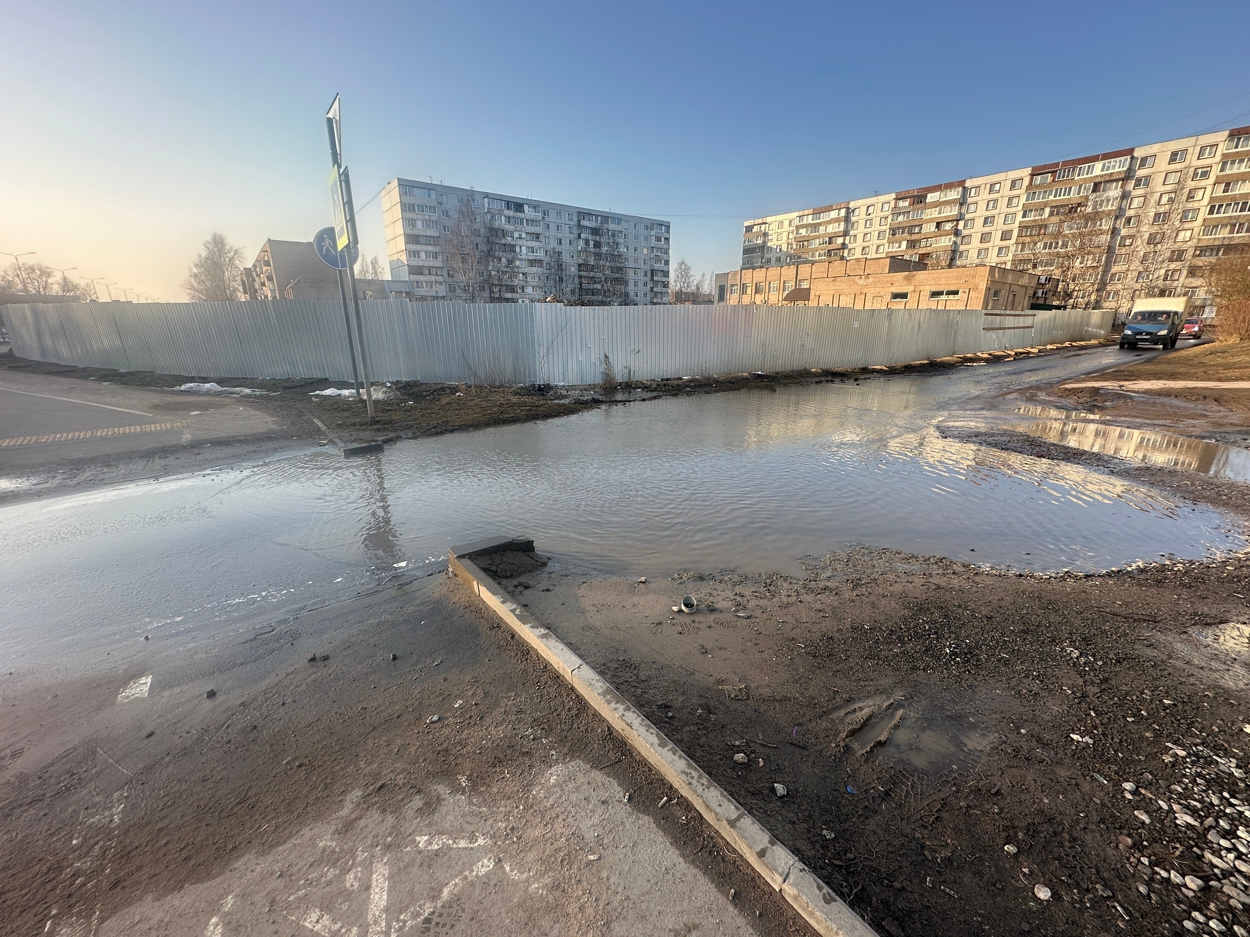Лужа в Великом Новгороде