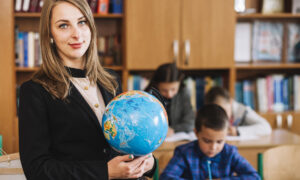 Учитель география с глобусом