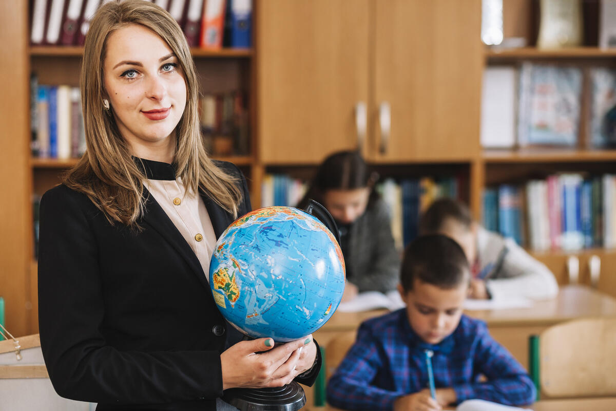 Учитель география с глобусом