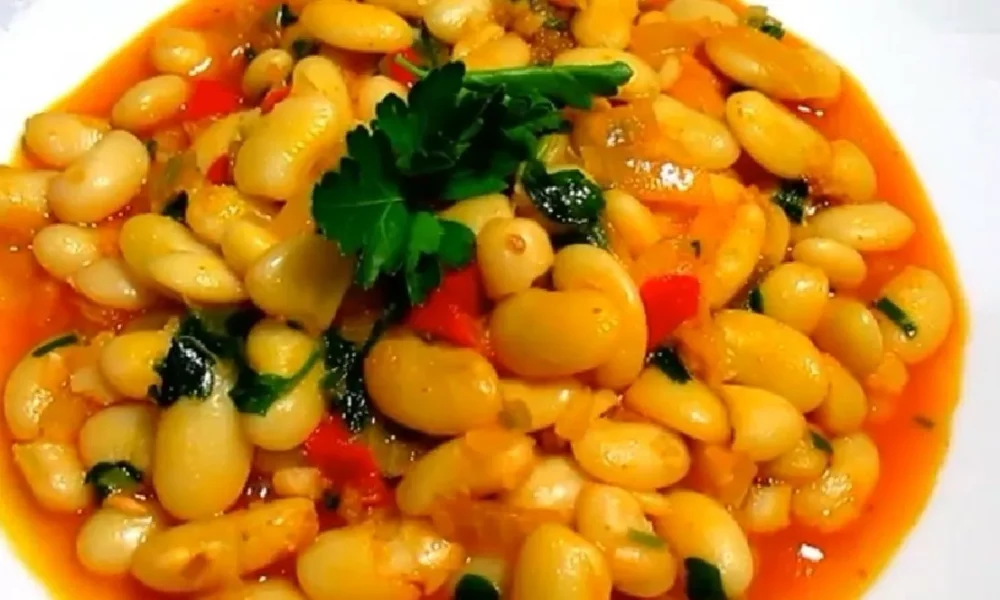 Блюдо из фасоли в тарелке