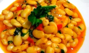 Блюдо из фасоли в тарелке