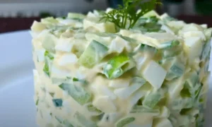 Салат в тарелке