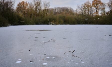 весенний лёд с трещинами