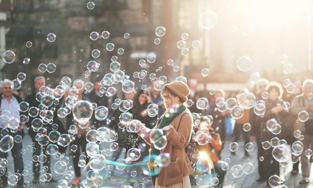 Девушка и мыльные пузыри