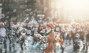 Девушка и мыльные пузыри