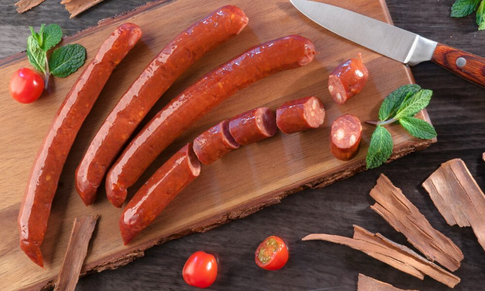 Сосиски и нож на доске