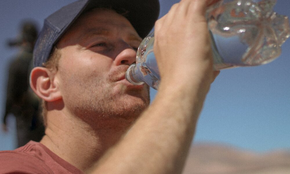 Мужчина пьет воду