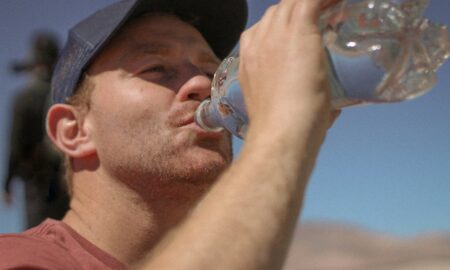 Мужчина пьет воду