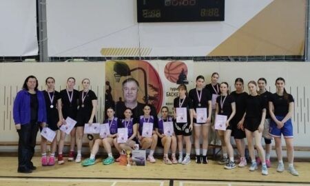 Баскетболистки на награждении