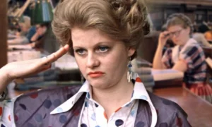 Женщина держит руку у головы