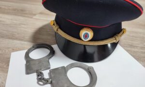 наручники и фуражка УМВД