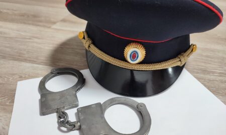 наручники и фуражка УМВД