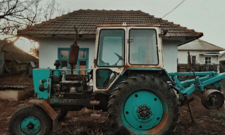 Трактор стоит рядом с домом