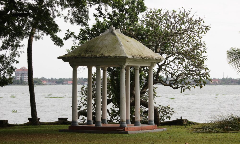 Беседка на берегу