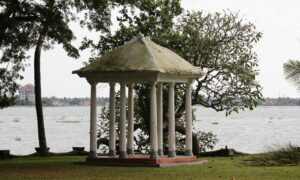 Беседка на берегу