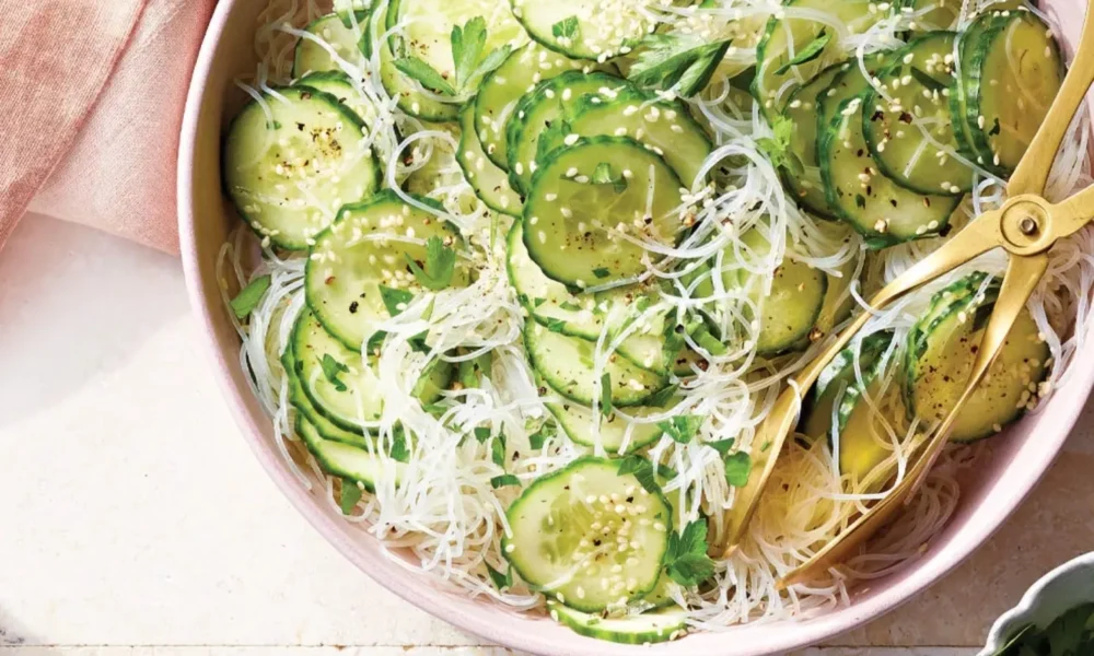 Салат из огурцов и капусты в тарелке