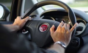 Мужчина за рулем автомобиля