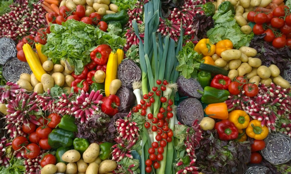 Различные овощи лежат на поверхности