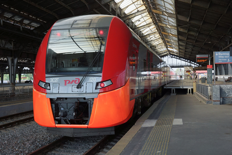 поезд на железнодорожной станции