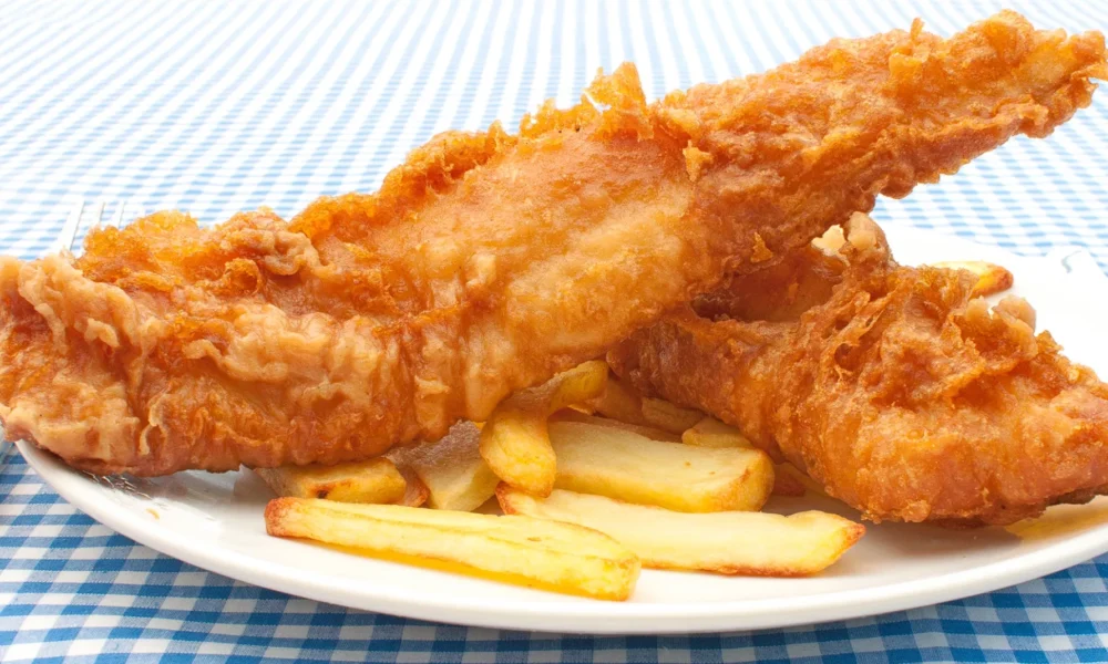 Рыба с картофелем на тарелке