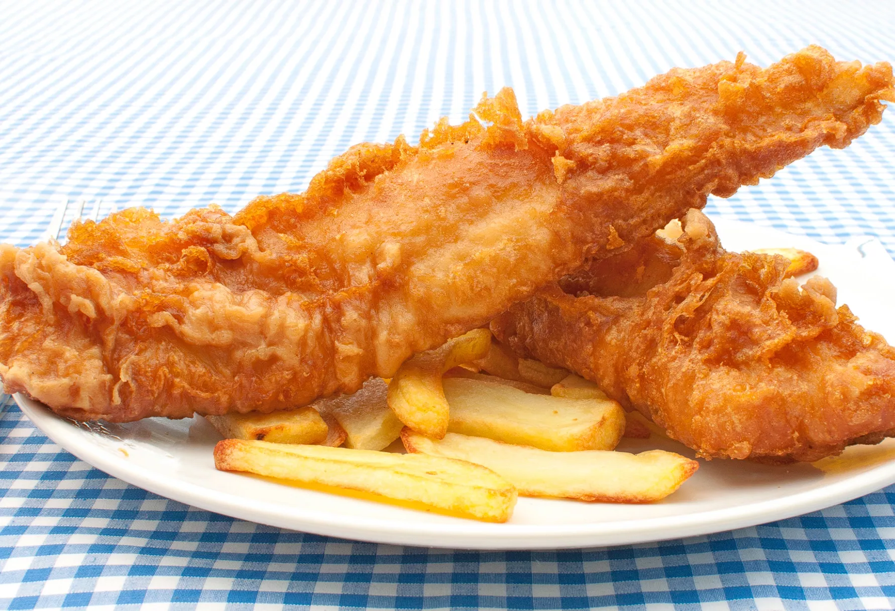 Рыба с картофелем на тарелке