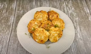 Капустные котлеты на тарелке