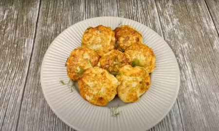 Капустные котлеты на тарелке