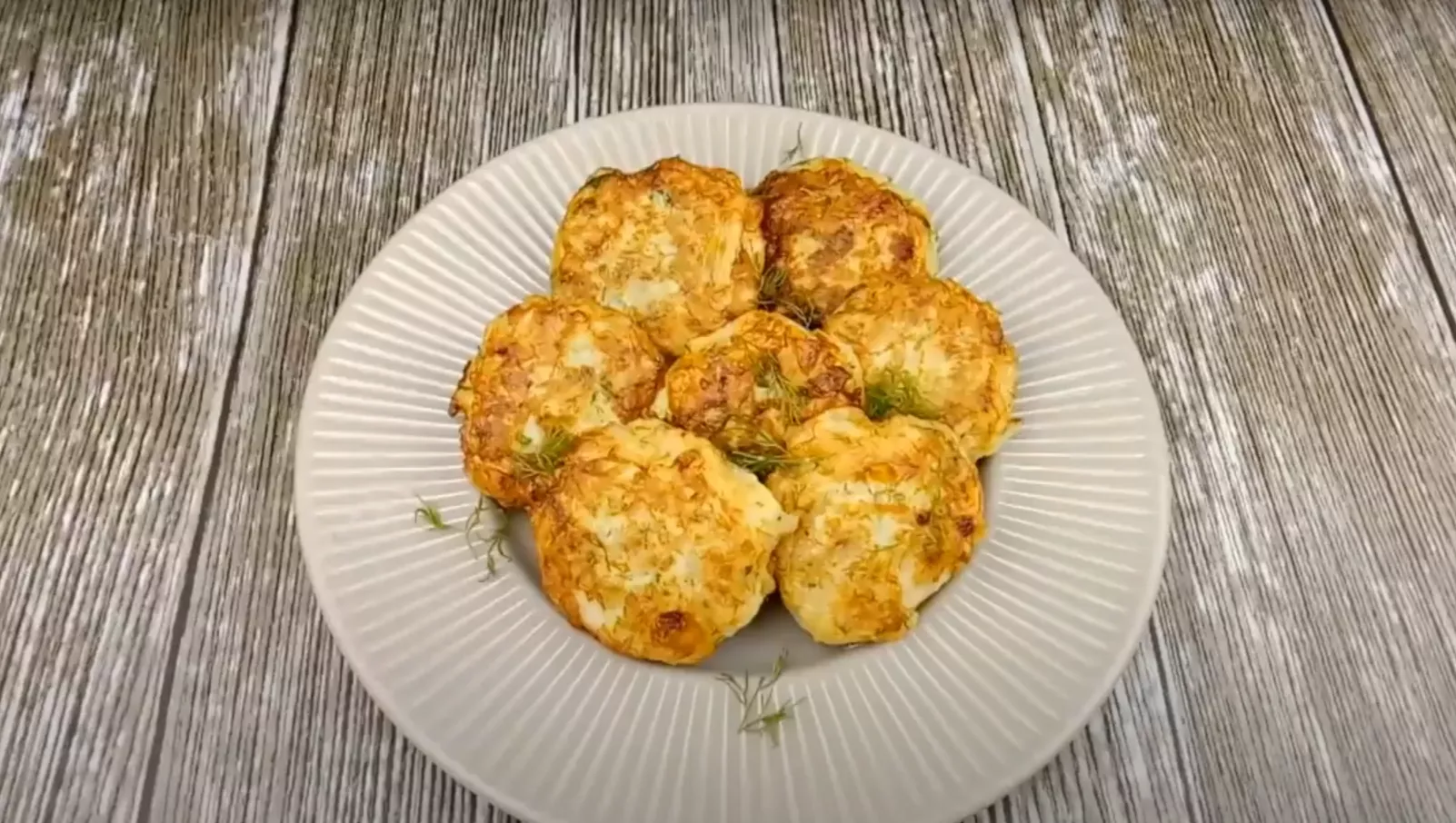 Капустные котлеты на тарелке