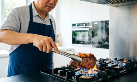 Мужчина жарит мясо