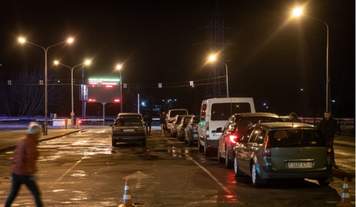 Очередь машин на КПП