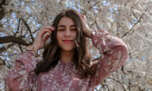 Девушка на фоне дерева