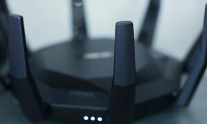 Черный Wi-fi роутер на столе
