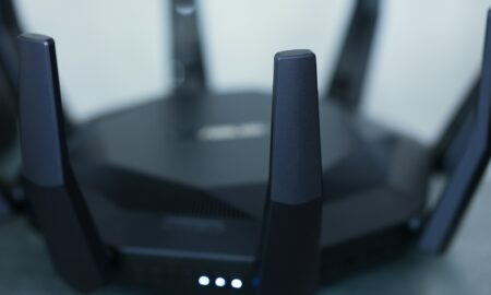Черный Wi-fi роутер на столе