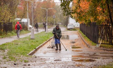 дворник убирает улицу