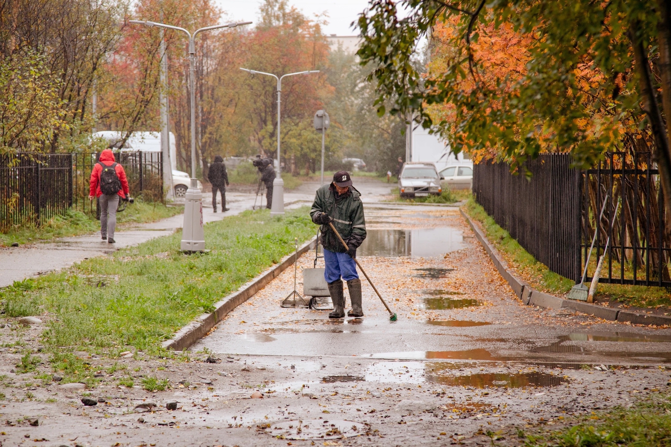 дворник убирает улицу