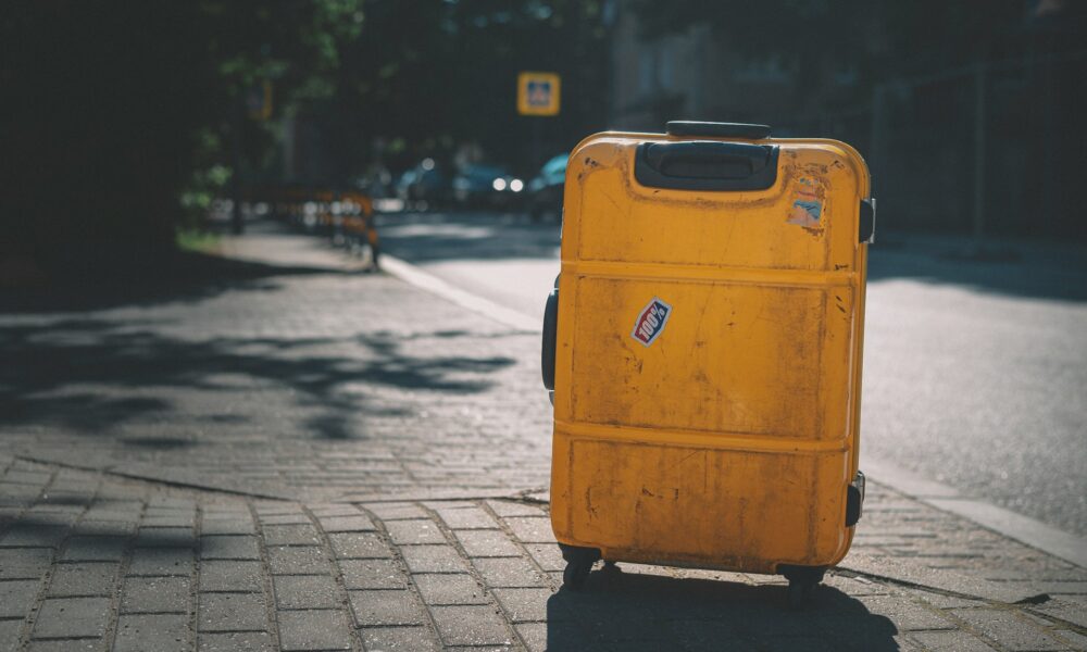 Чемодан на дороге
