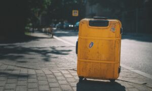 Чемодан на дороге