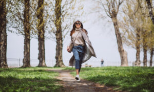 Девушка прогуливается по весеннему парку.