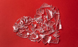 Осколки стекла выложены в форме сердца