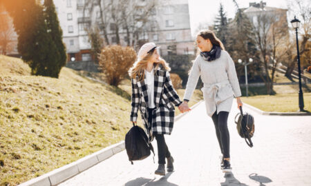 Две девушки делают селфи во время прогулки в весеннем парке.