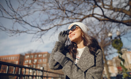 Девушка на фоне весеннего городского пейзажа