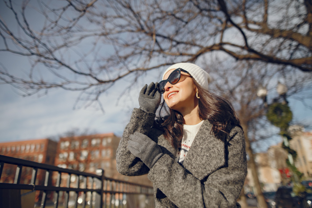 Девушка на фоне весеннего городского пейзажа