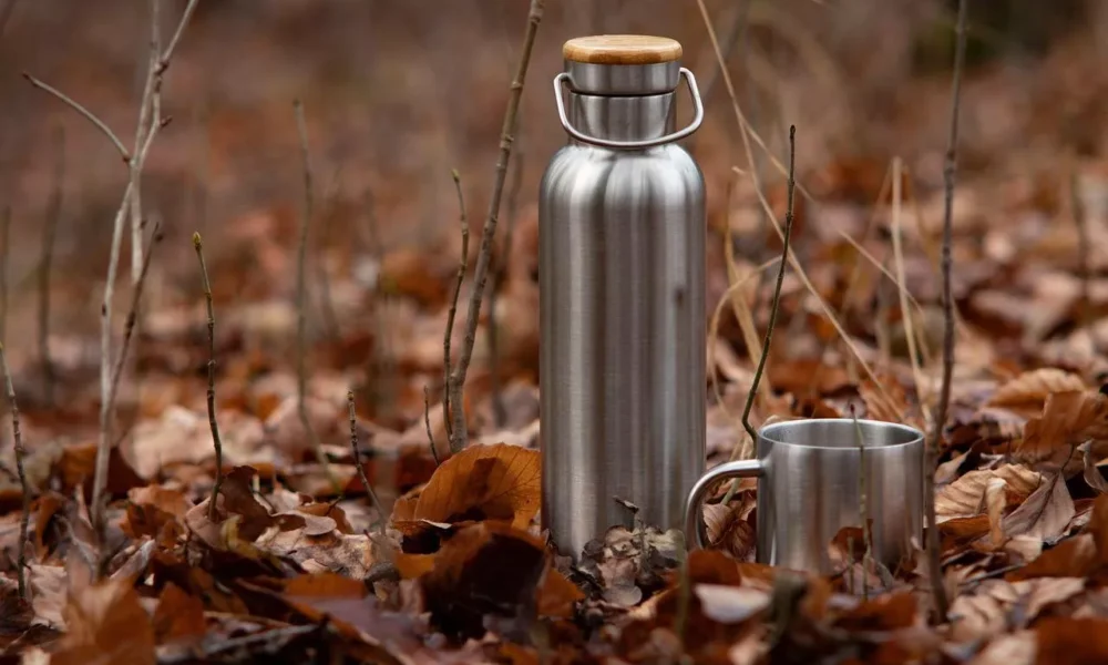 Термос среди листьев