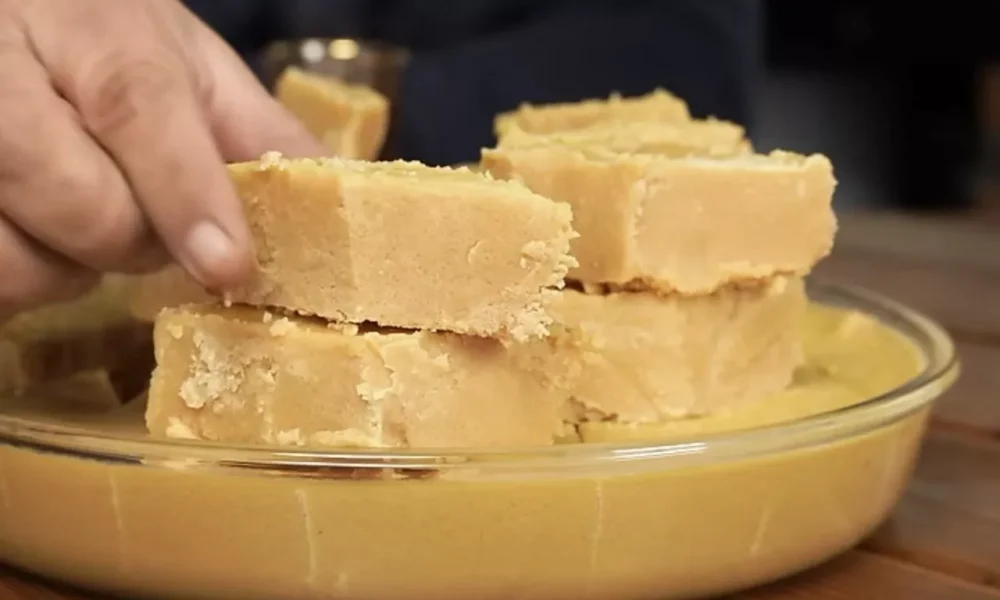 Человек берет рукой халву