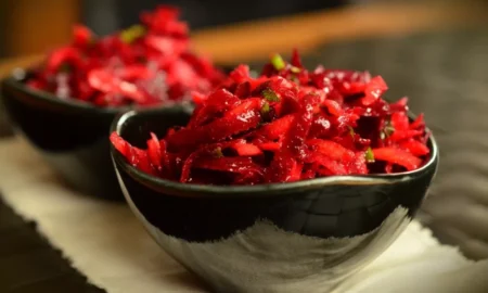 Салат красного цвета в тарелке