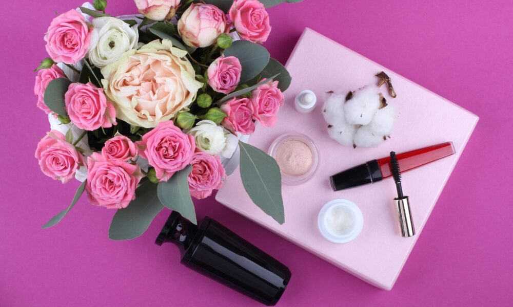 Цветы, косметика и парфюмерия на столе